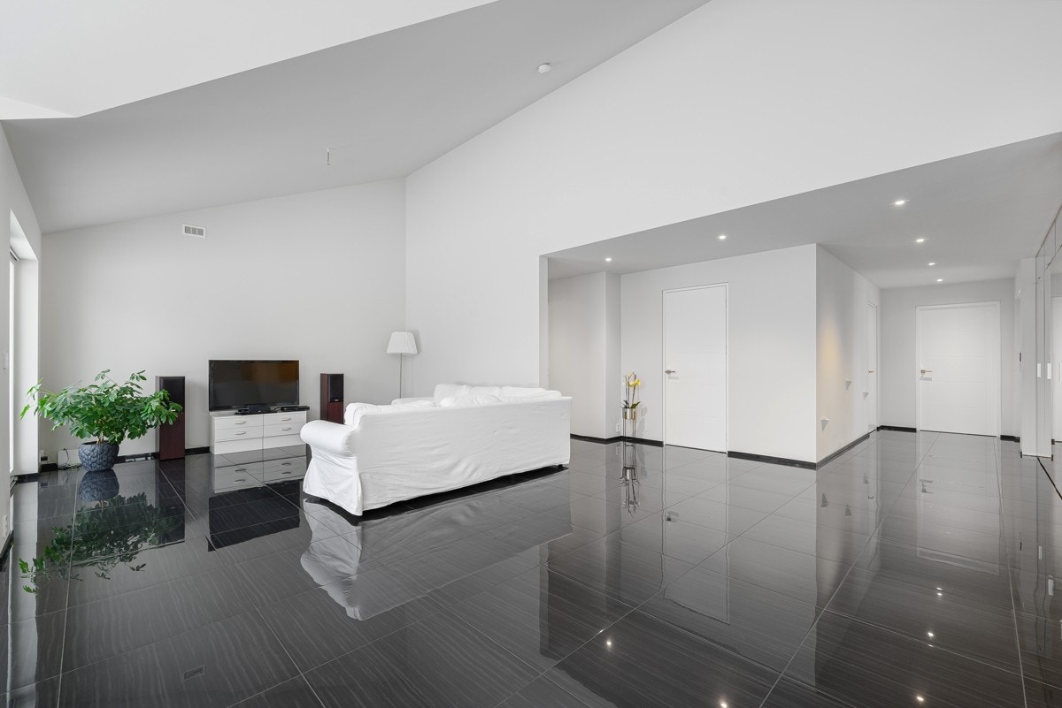 Stor og åpen stue med flere møbleringsmuligheter. Galleribilde