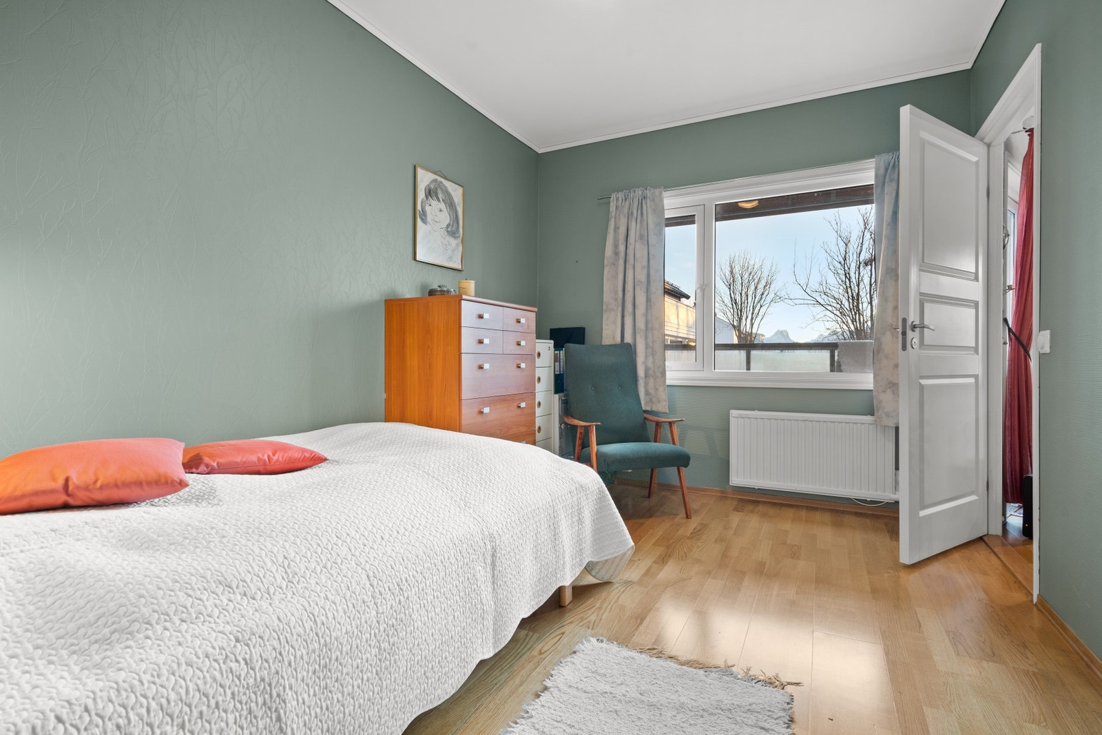 Hele leiligheten vender stille og rolig til mot baksiden av bygget. Galleribilde