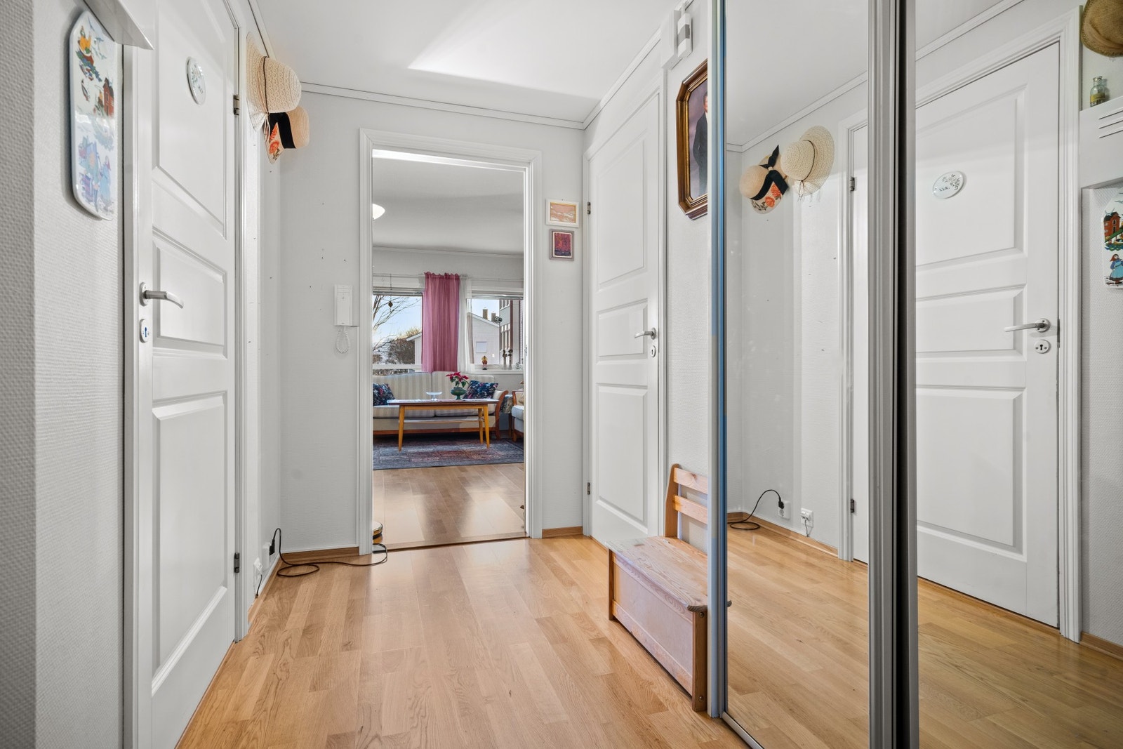 Gang med skyvedørsgarderobe. Galleribilde