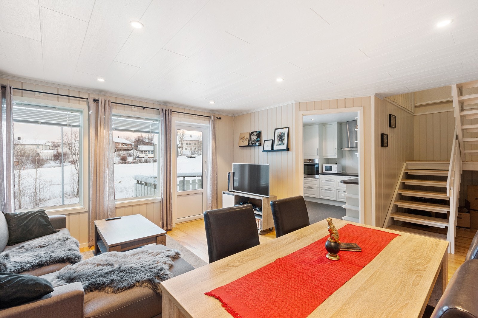 Pen og tiltalende andelsleilighet over to plan beliggende i Tømmervika. Galleribilde