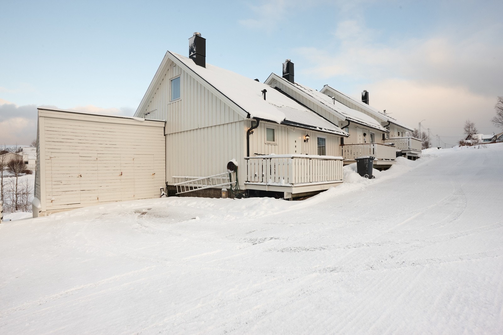 Parkering ved leiligheten. Utebod på 3 kvm. Galleribilde