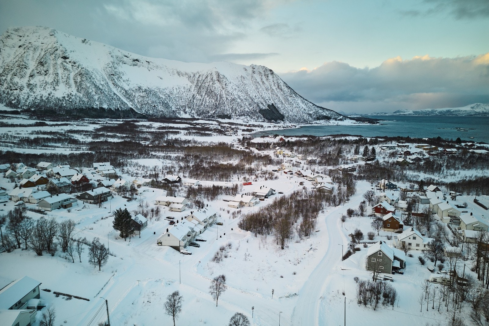 Solåpen tomt i etablert, rolig og barnevennlig boligområde. Galleribilde