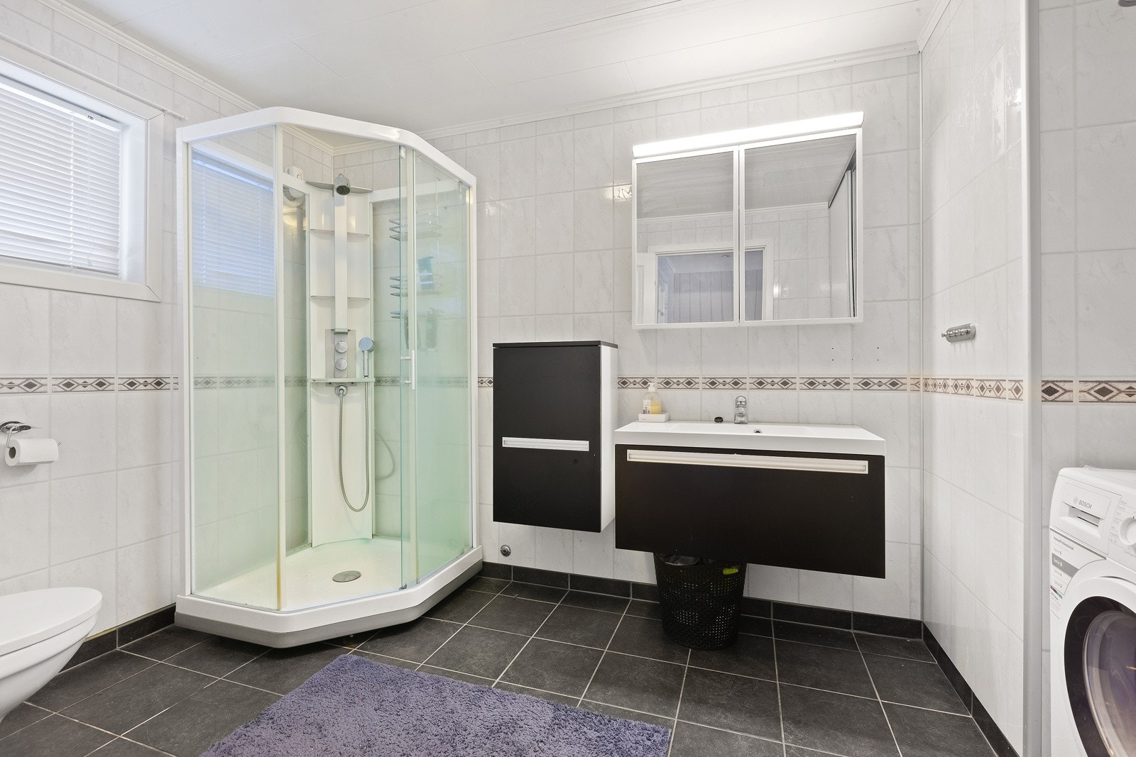 Pent bad/ vaskerom med varme i gulv. Galleribilde