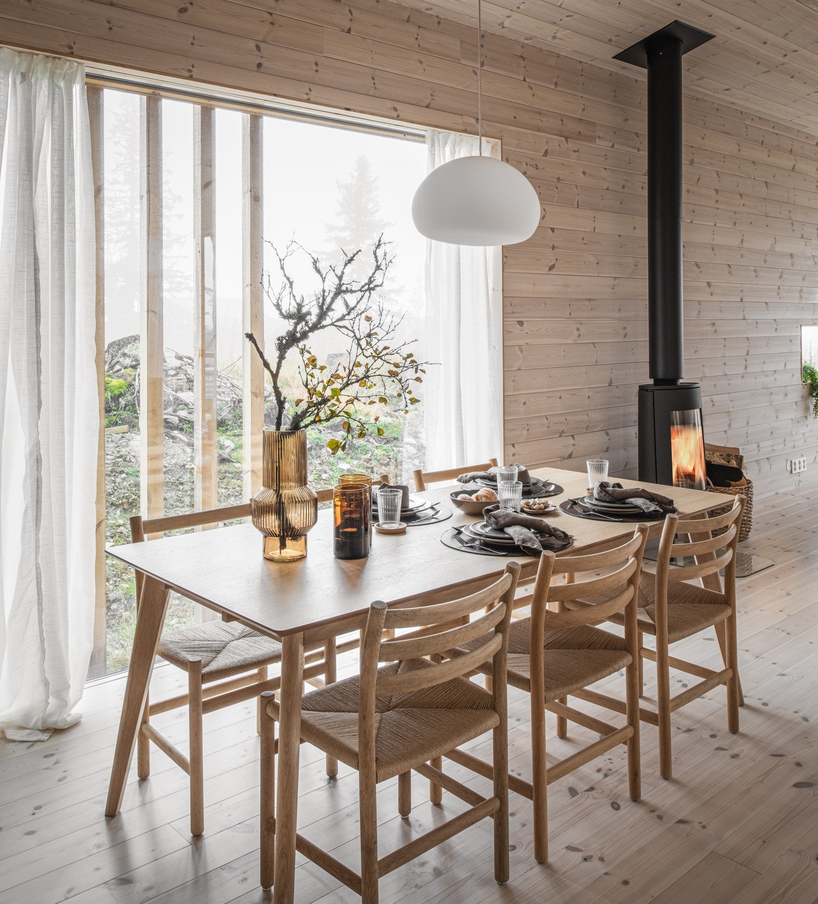 Ved kjøkkenet er det god plass til stort spisebord Galleribilde