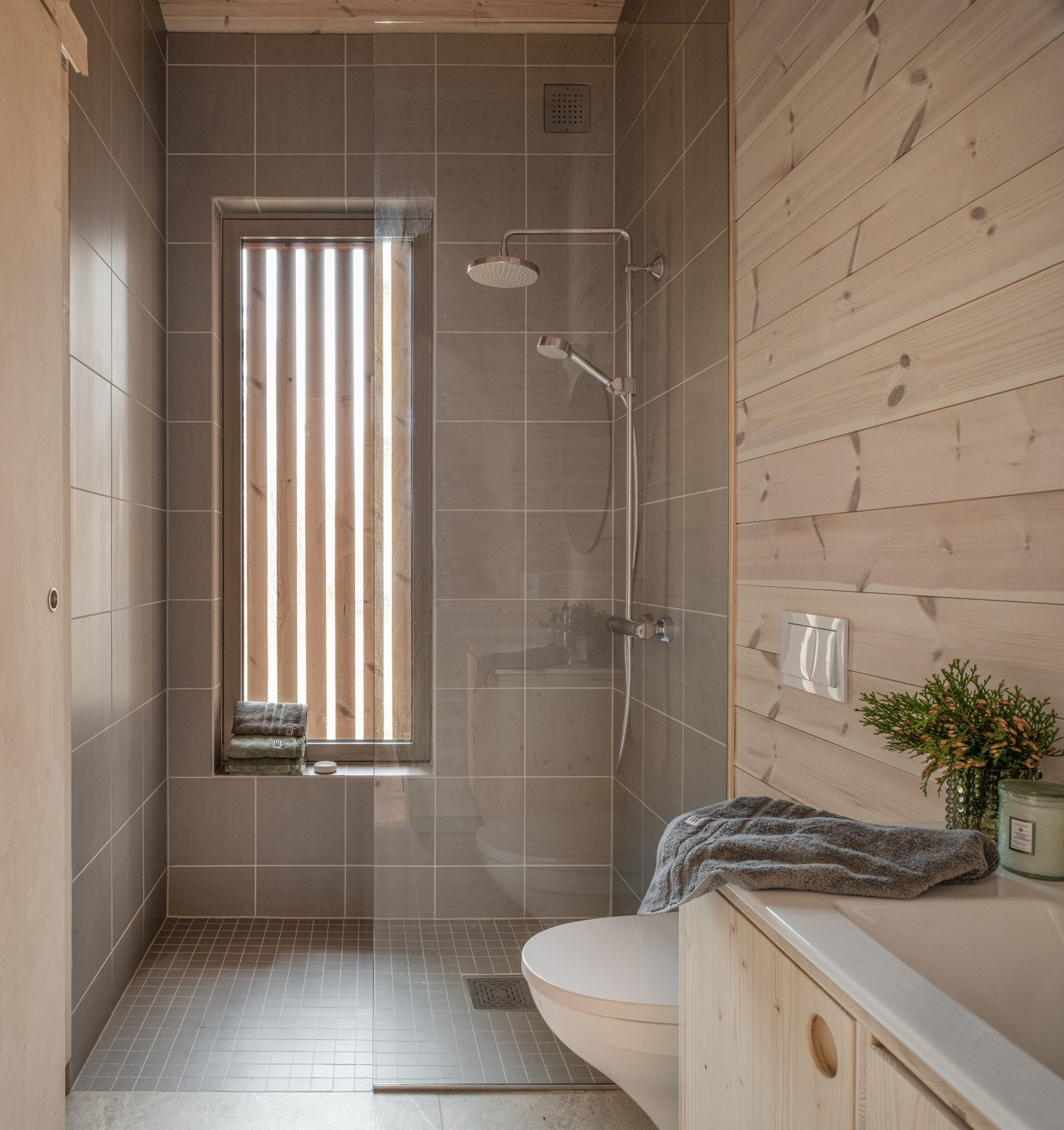 Hovedbadet har opplegg for vaskemaskin. Galleribilde