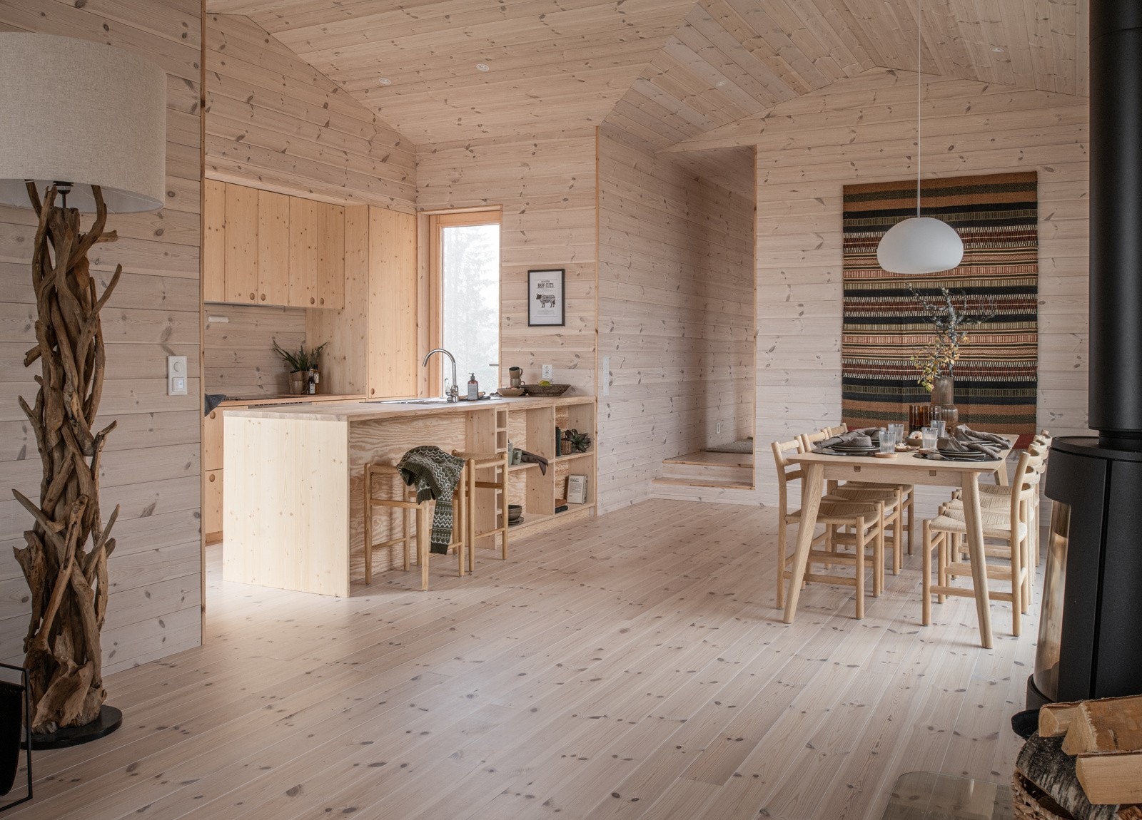 Hytta er arkitekttegnet og virkelig tilpasset tomten. Fra kjøkkenøya har man på godværsdager perfekt siktlinje mot Kvitfjelltoppen Galleribilde