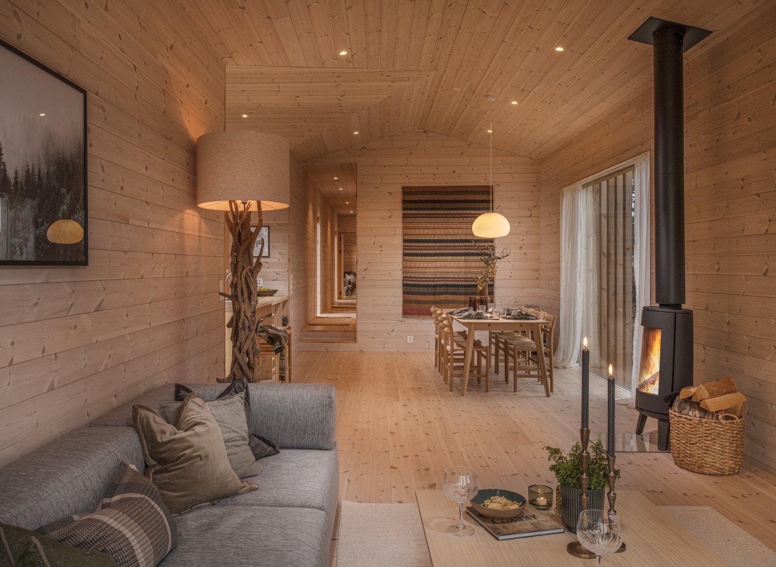 Hytta har en gjennomtenkt planløsning, med store åpne rom og frie siktlinjer. Galleribilde