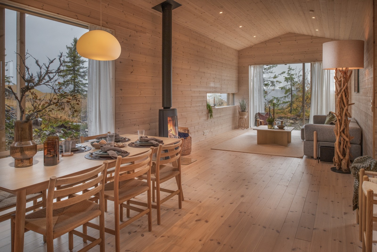 Stuen er lys og romslig, og man har virkelig naturen og utsikten rett utenfor vinduet! Galleribilde