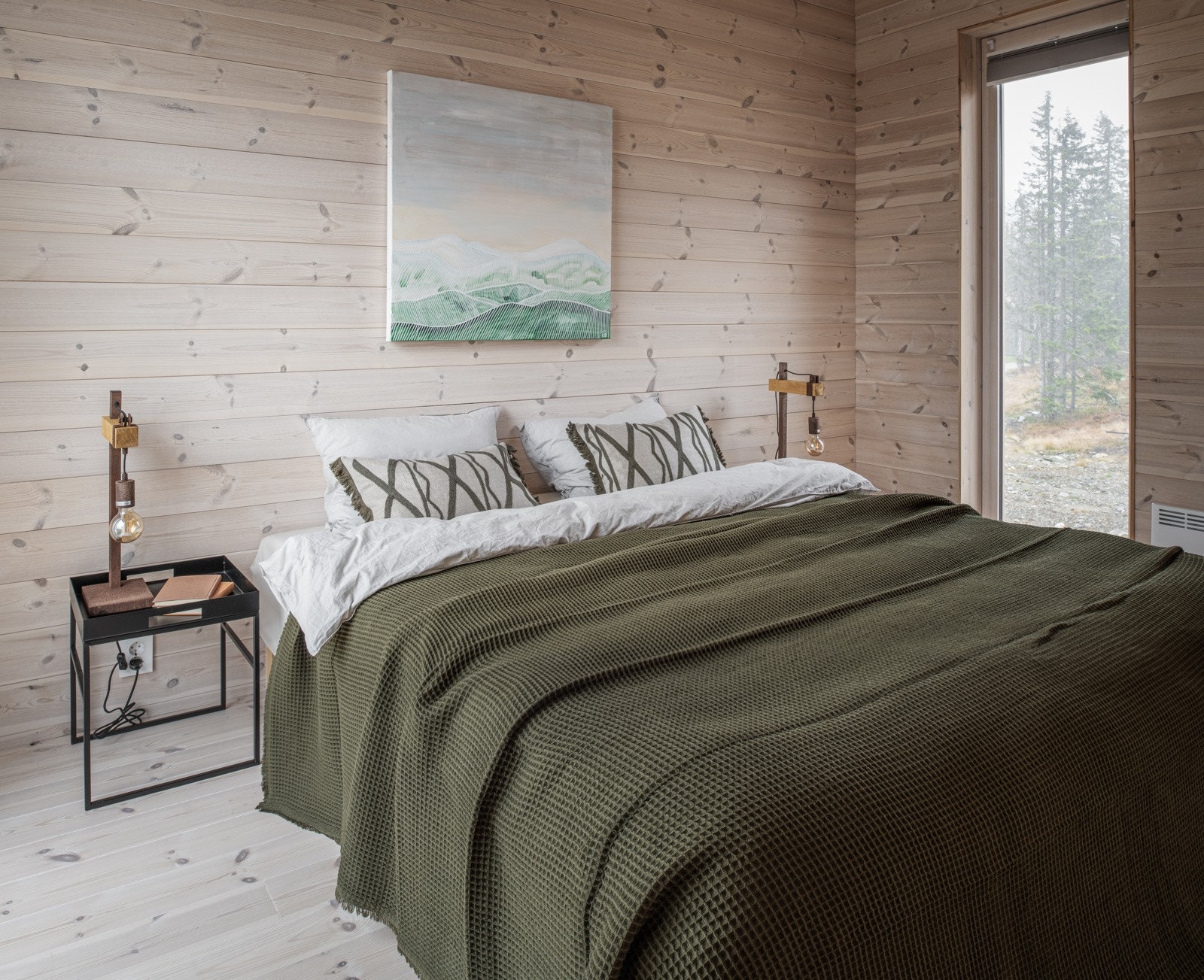 Hovedsoverommet har god plass til dobbeltseng og har plassbygget garderobe. Galleribilde