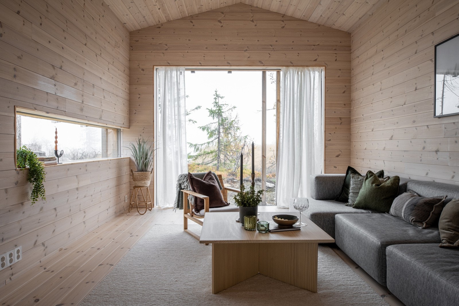 Stuen har en praktisk utforming som gjør den enkel å innrede og har og god plass til sofagruppe. Galleribilde