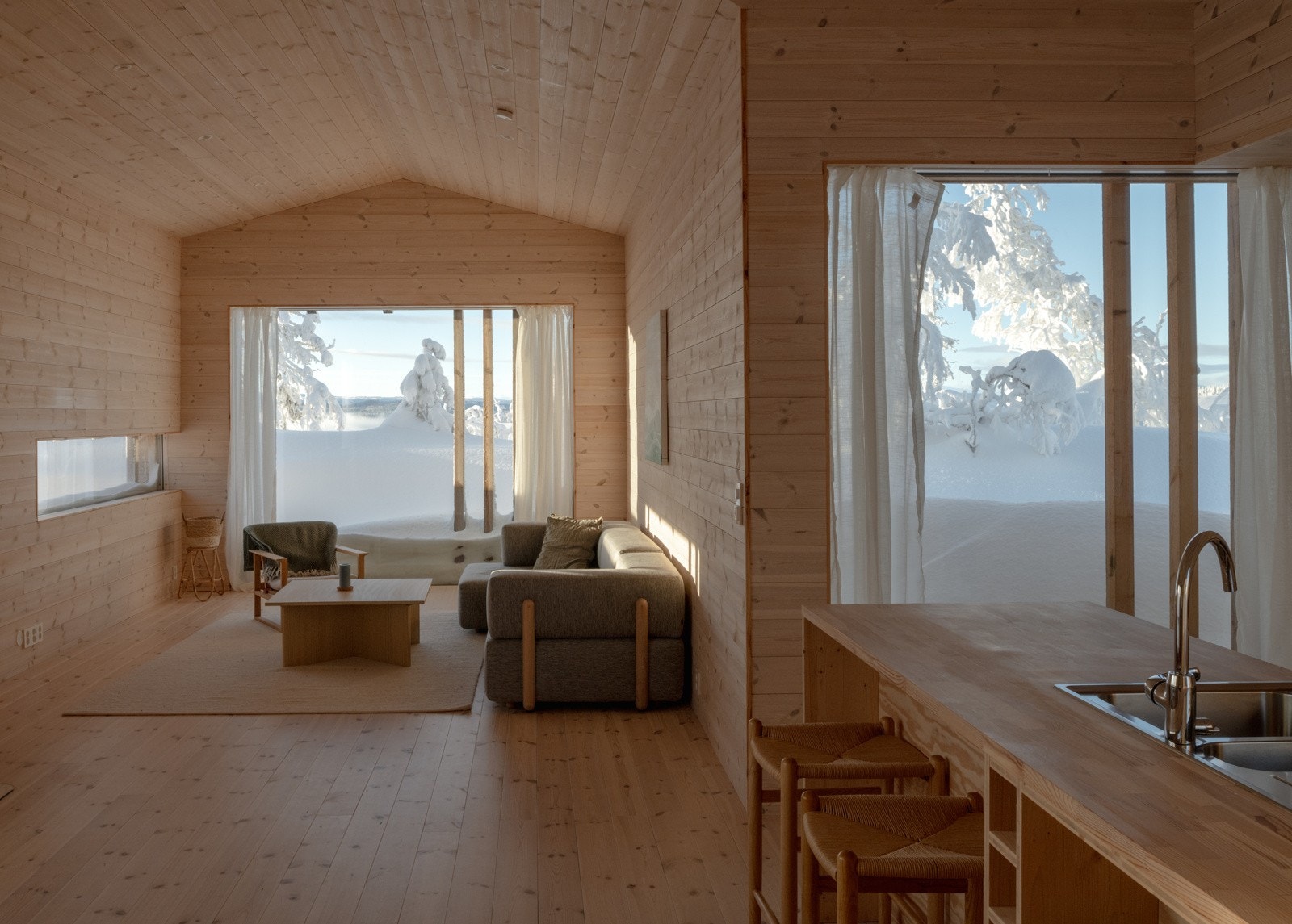 Her får man en fantastisk nærhet til naturen utenfor vinduene.. Galleribilde