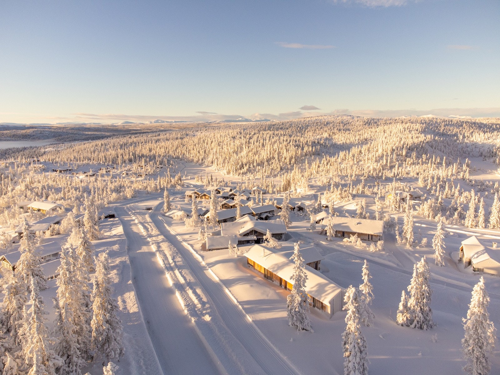 Her sklir langrennssporet og tilbringerløype rett utenfor hytta Galleribilde