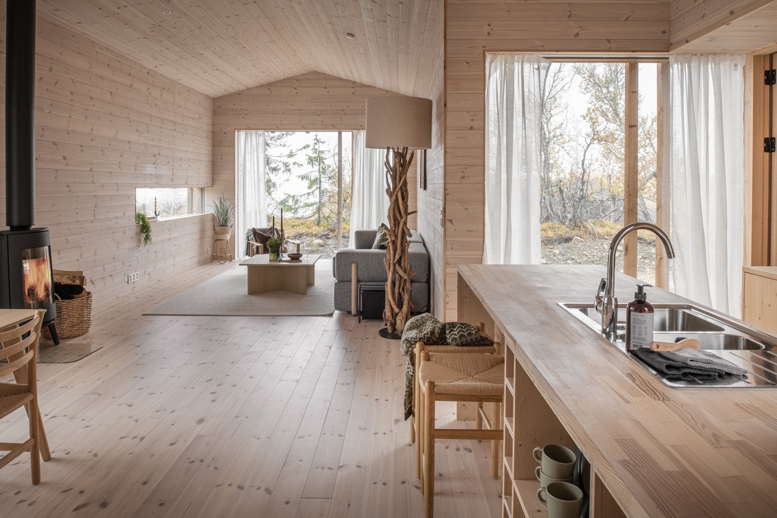 Hytta er holdt i lyse, harmonsike toner som gir et moderne og rolig uttrykk. Galleribilde