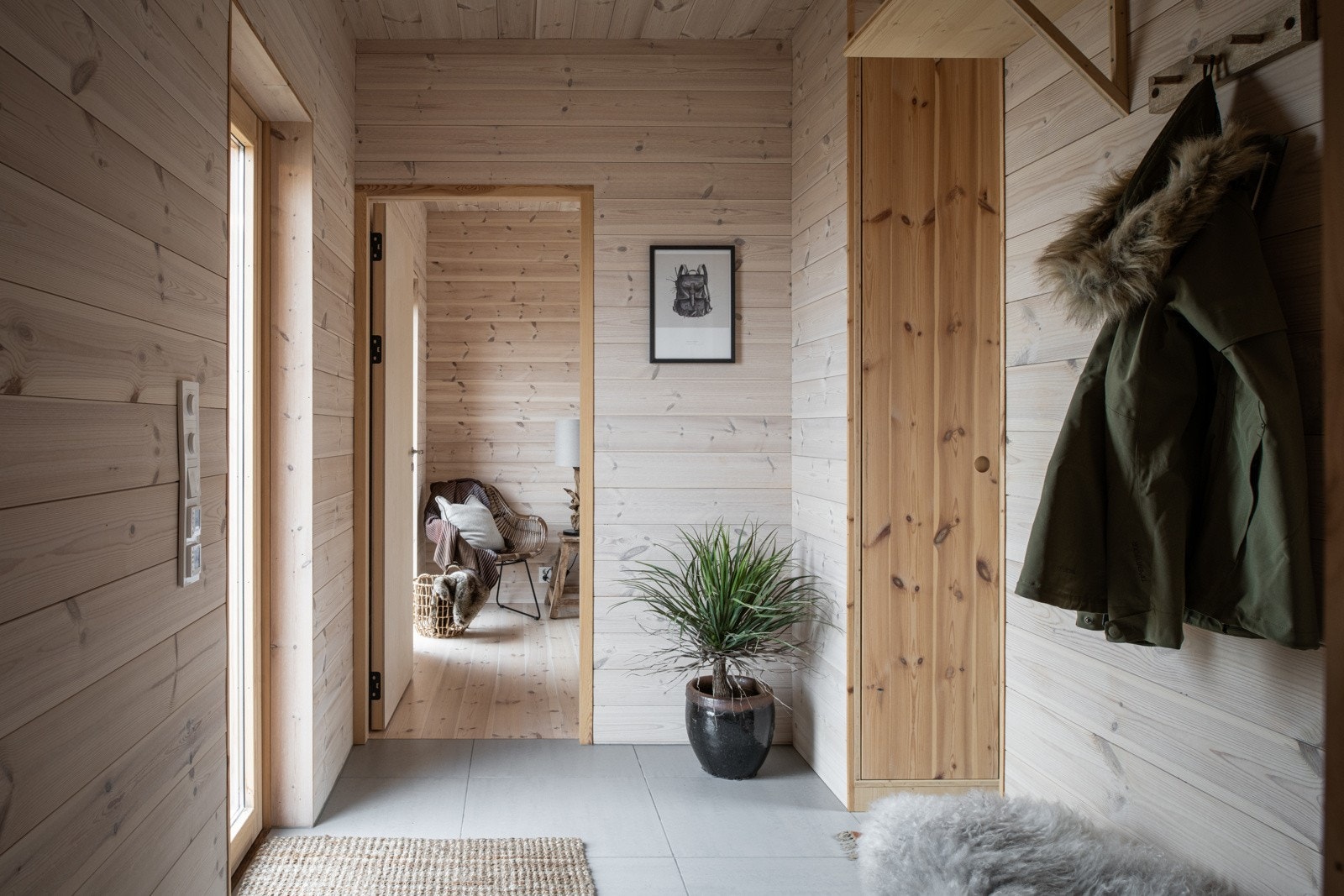 Entréen er romslig og består av vegger av tre og flislagt gulv med varmekabler. Entréen har plassbygget garderobeskap. Galleribilde