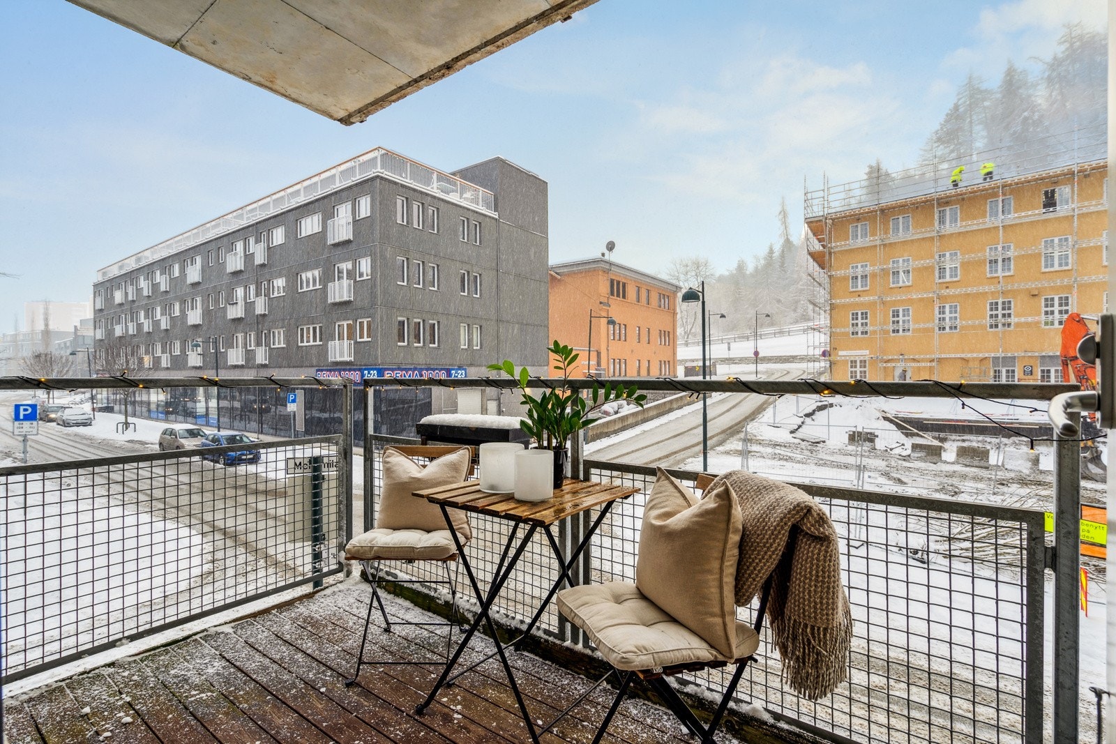 Leiligheten har en privat sørvendt balkong med god lysforhold. Like utenfor leiligheten har du både Rema 1000 og 3T Ilsvika Galleribilde