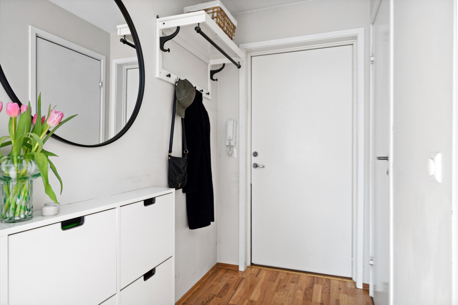 Romslig entré med god plass til oppbevaring av sko- og yttertøy Galleribilde