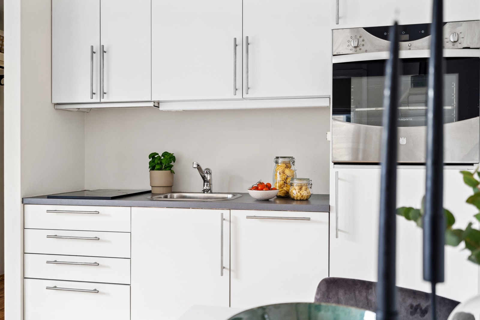 Moderne og delikat kjøkkeninnredning fra HTH med intergrerte hvitevarer som platetopp, stekeovn, kjøleskap og oppvaskmaskin Galleribilde