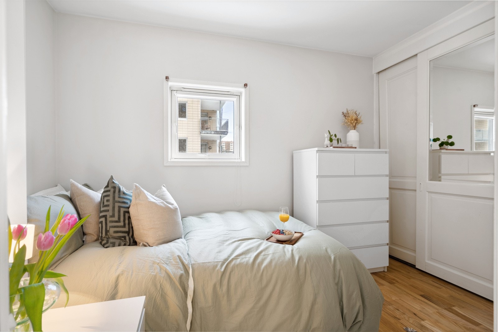 På den ene kortveggen er det satt opp skyvedørsgarderobe med god plass til oppbevaring Galleribilde