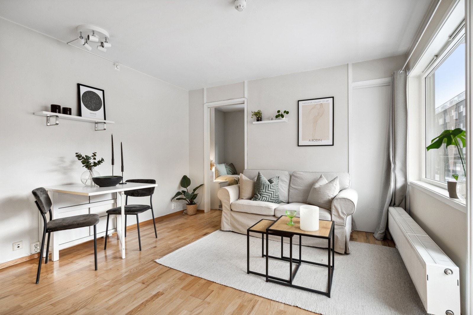 Her er det god plass til både spise- og sittegruppe Galleribilde