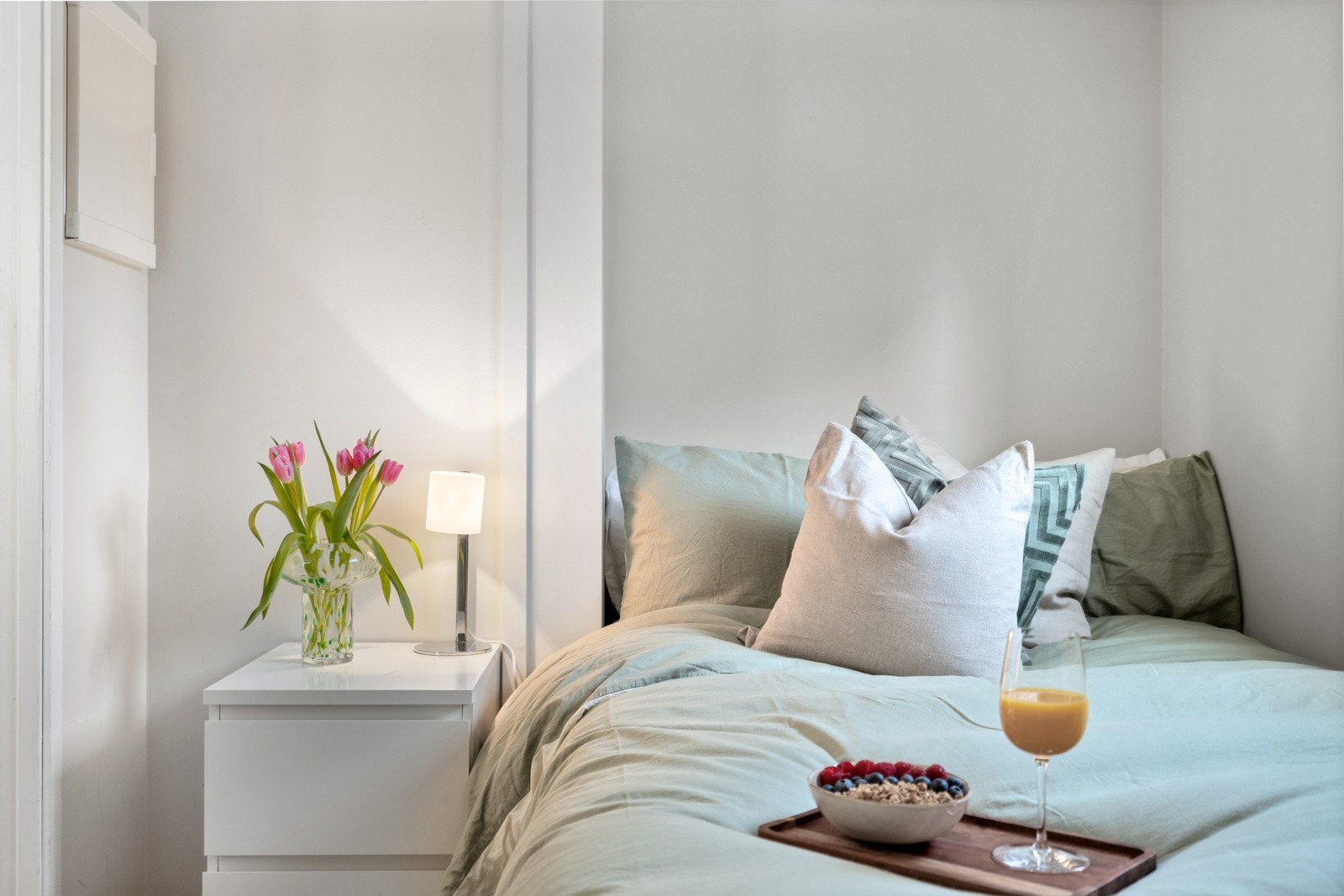 Lyst og romslig soverom på 7,2m² med god plass til dobbeltseng, garderobeløsning og nattbord Galleribilde