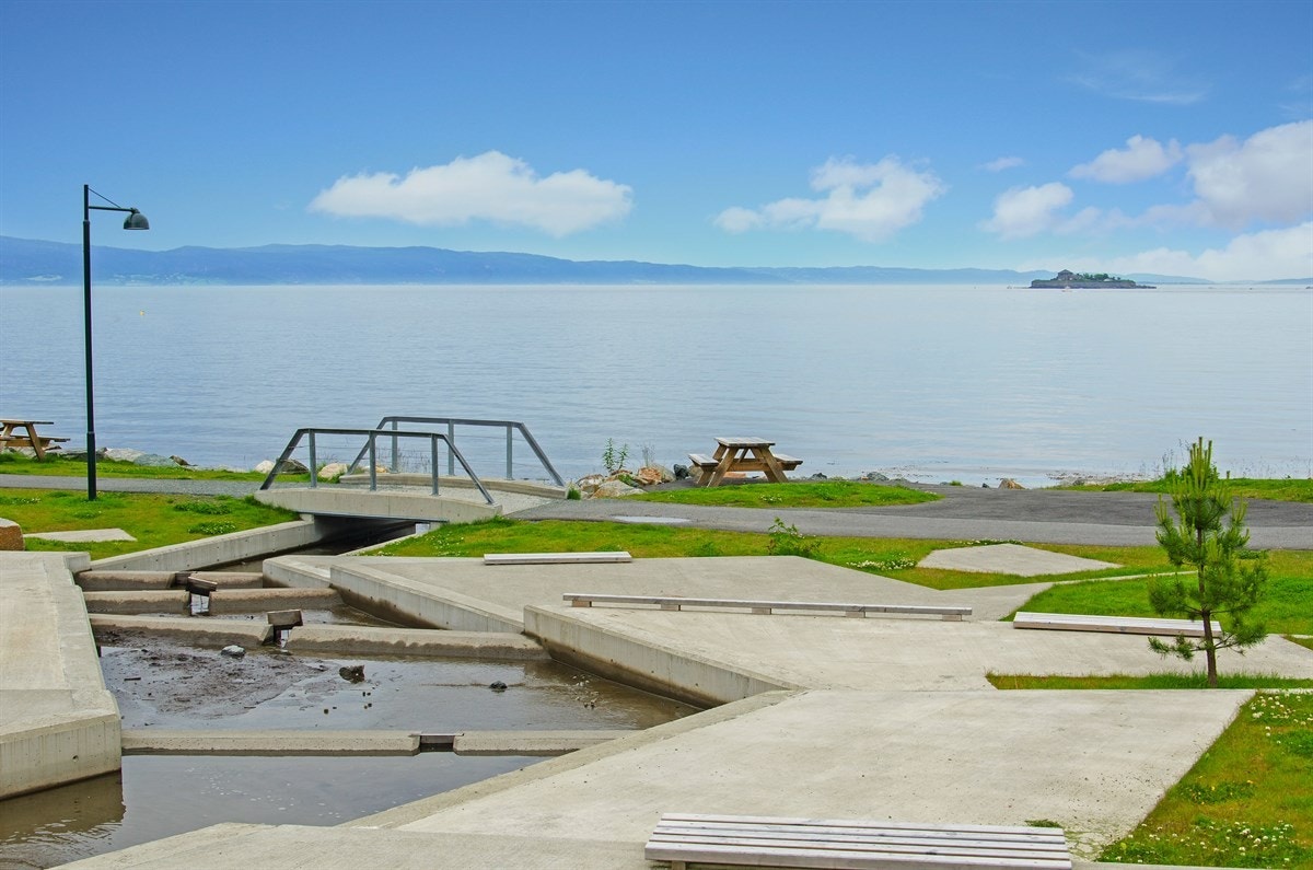 Nydelig arkitektur kombinert med vakre grøntarealer Galleribilde