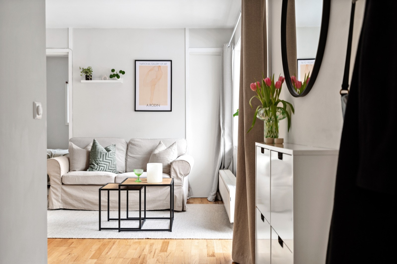 Leiligheten har en plasseffektiv entré før du kommer inn i den åpne stue- og kjøkkenløsningen på 11,8m² Galleribilde