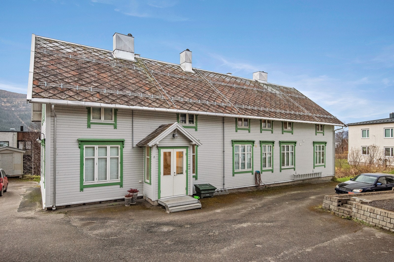 Utendørs følger det med en carport med pass til én bil, samt en praktisk utebod. Galleribilde