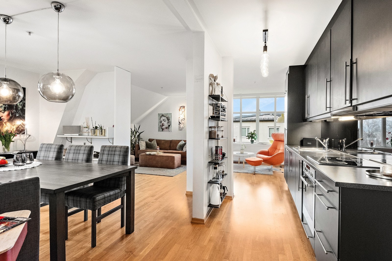 Det er plass til både spisegruppe, sittegruppe og godstoler i den åpne løsningen. Galleribilde