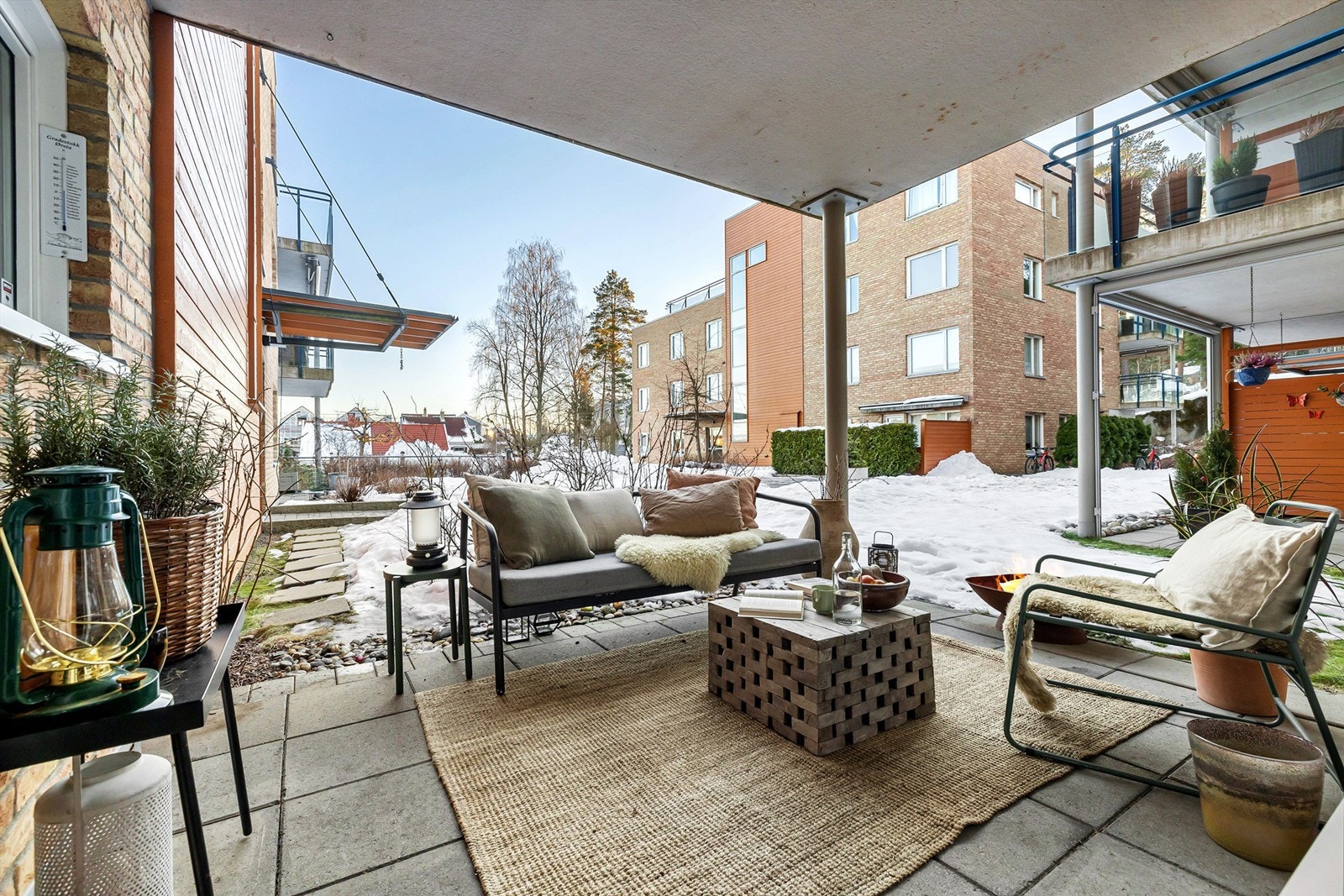 Solrik markterrasse på ca. 9 kvm opparbeidet med heller og beplantning Galleribilde