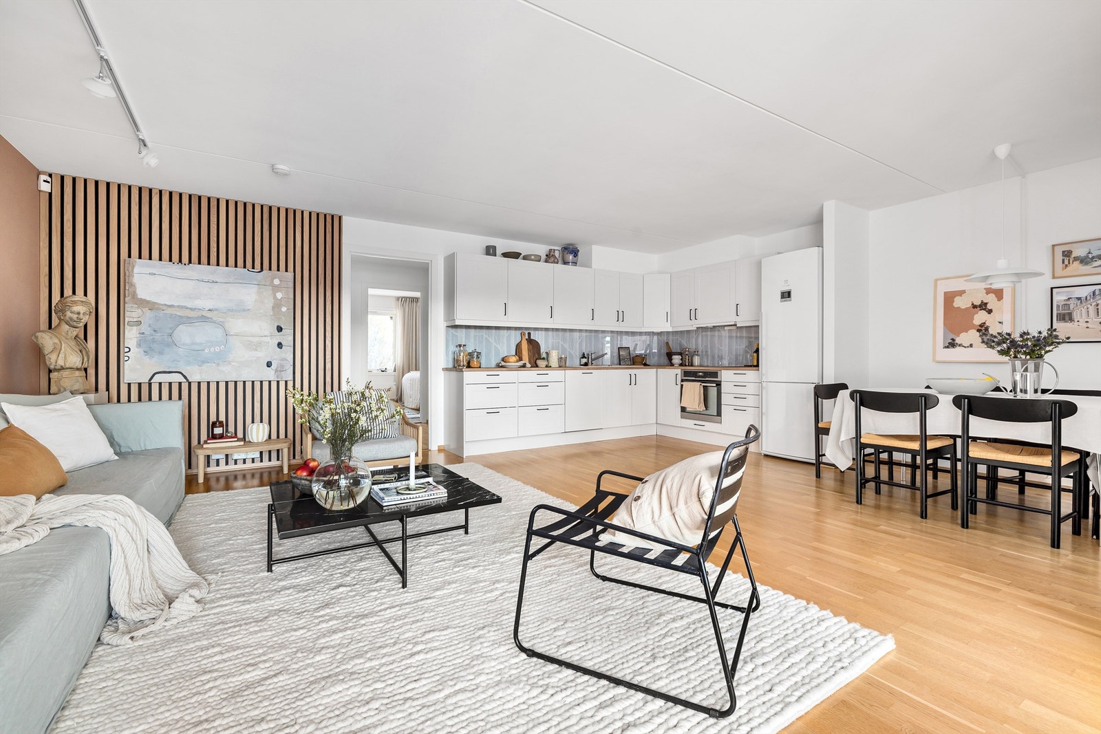 Stuens størrelse gjør at det er god plass til å dekke langbord til storfamilien! Galleribilde