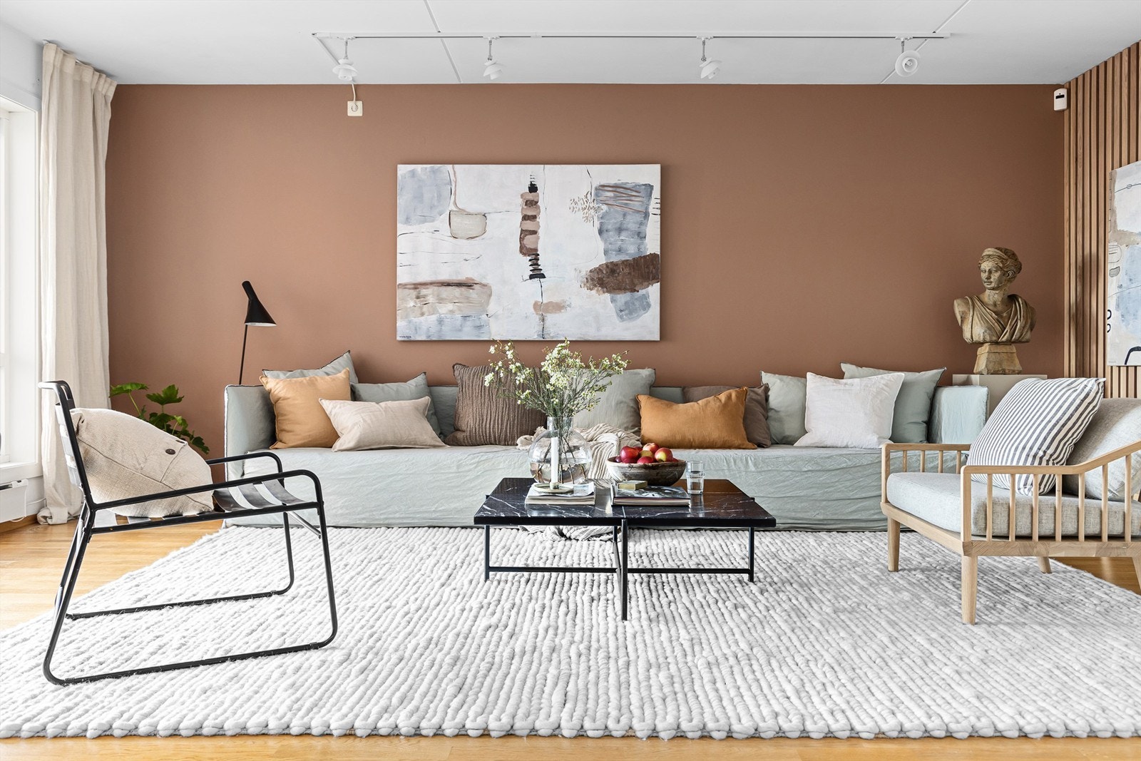 Stor stue med plass til sofagruppe, spisegruppe og tv-møblement Galleribilde