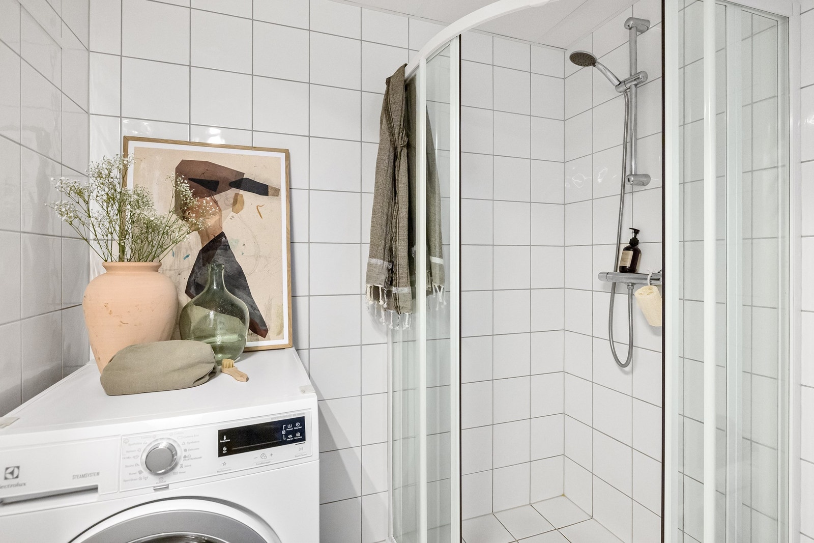 Dusj på gulv med skyvedører av glass. Dusjarmatur tilkoblet veggmontert hånddusj Galleribilde