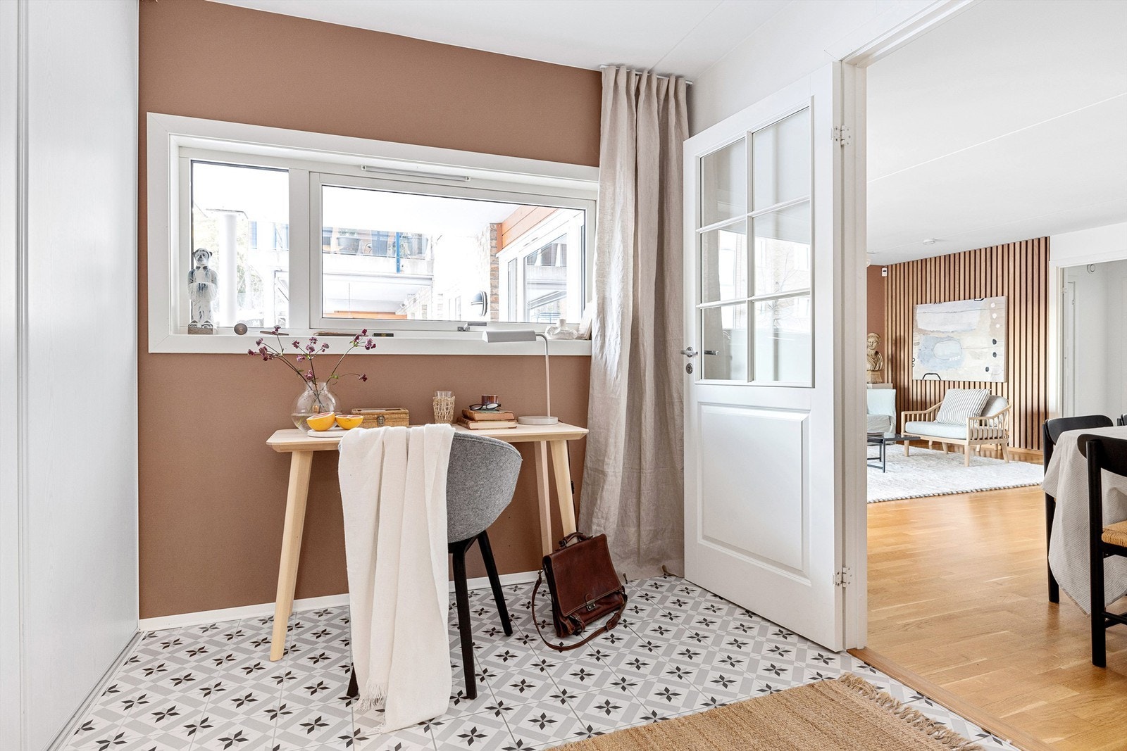 Romslig entré med stor skyvedørgarderobe Galleribilde