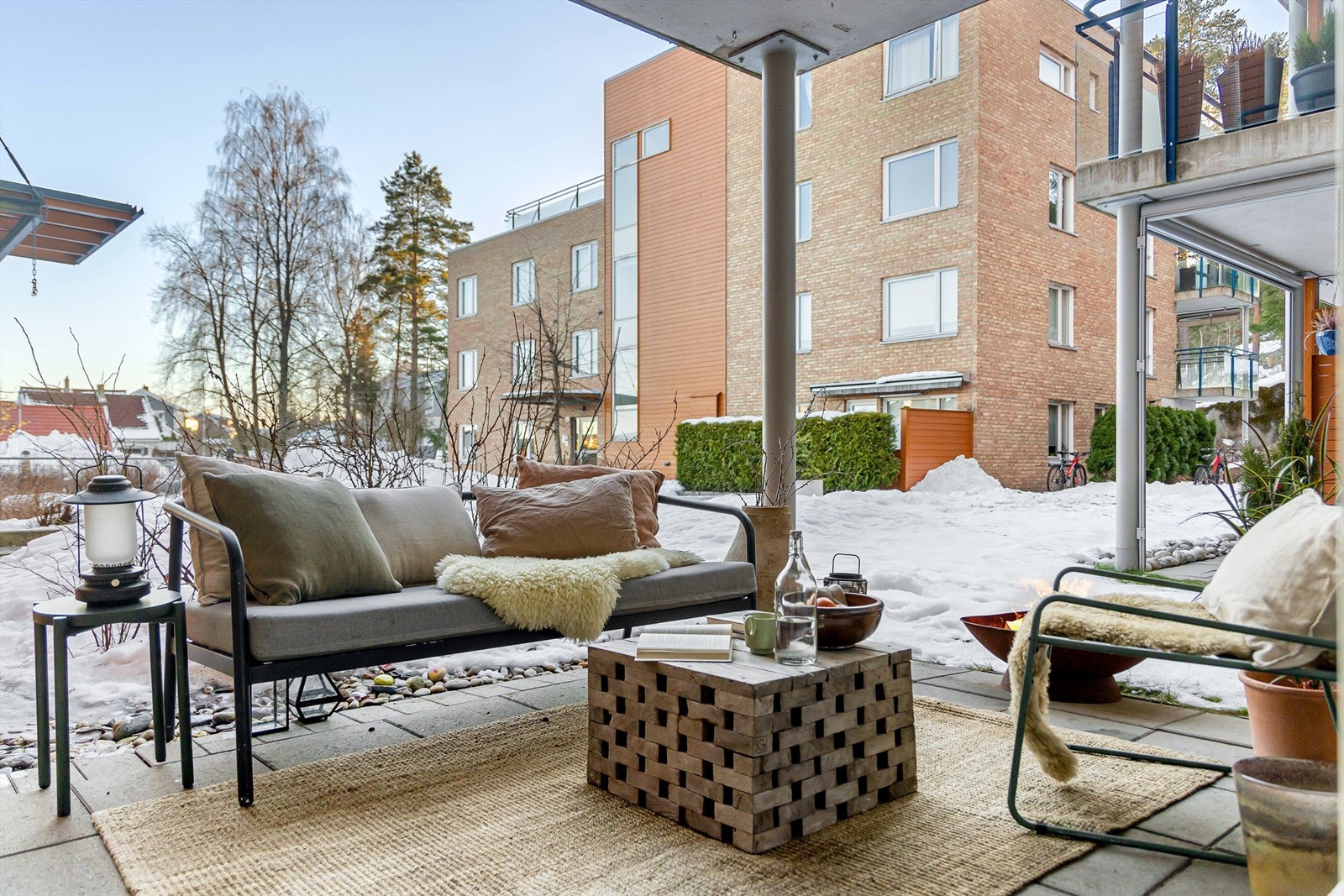 Sydvendt markterrasse på ca. 9 kvm som er opparbeidet med heller og beplantet med blåbær, stikkelsbær og rips Galleribilde