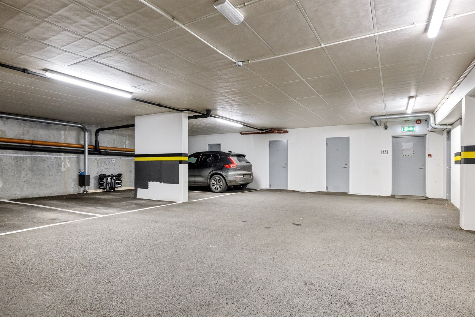 Boligen har bruksrett til garasjeplass nr. 35 i felles, varmt og lukket garasjeanlegg i underetasjen Galleribilde