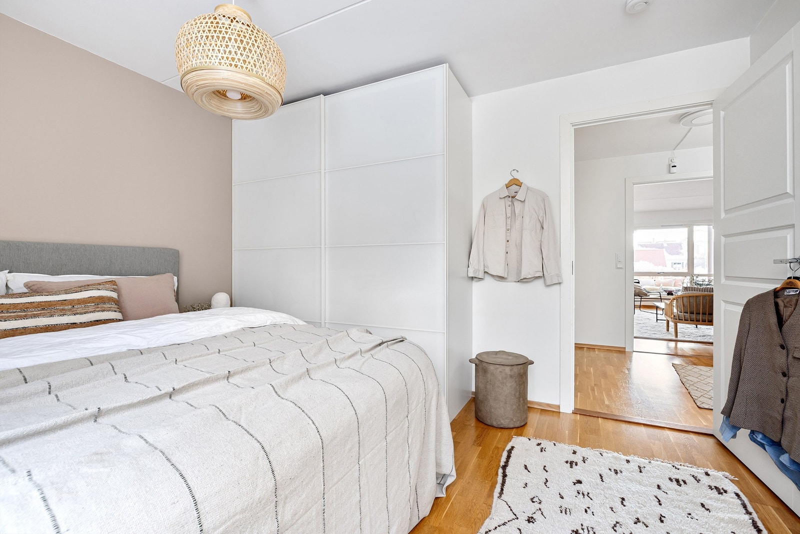 Hvit skyvedørsgarderobe fra IKEA (Pax) Galleribilde