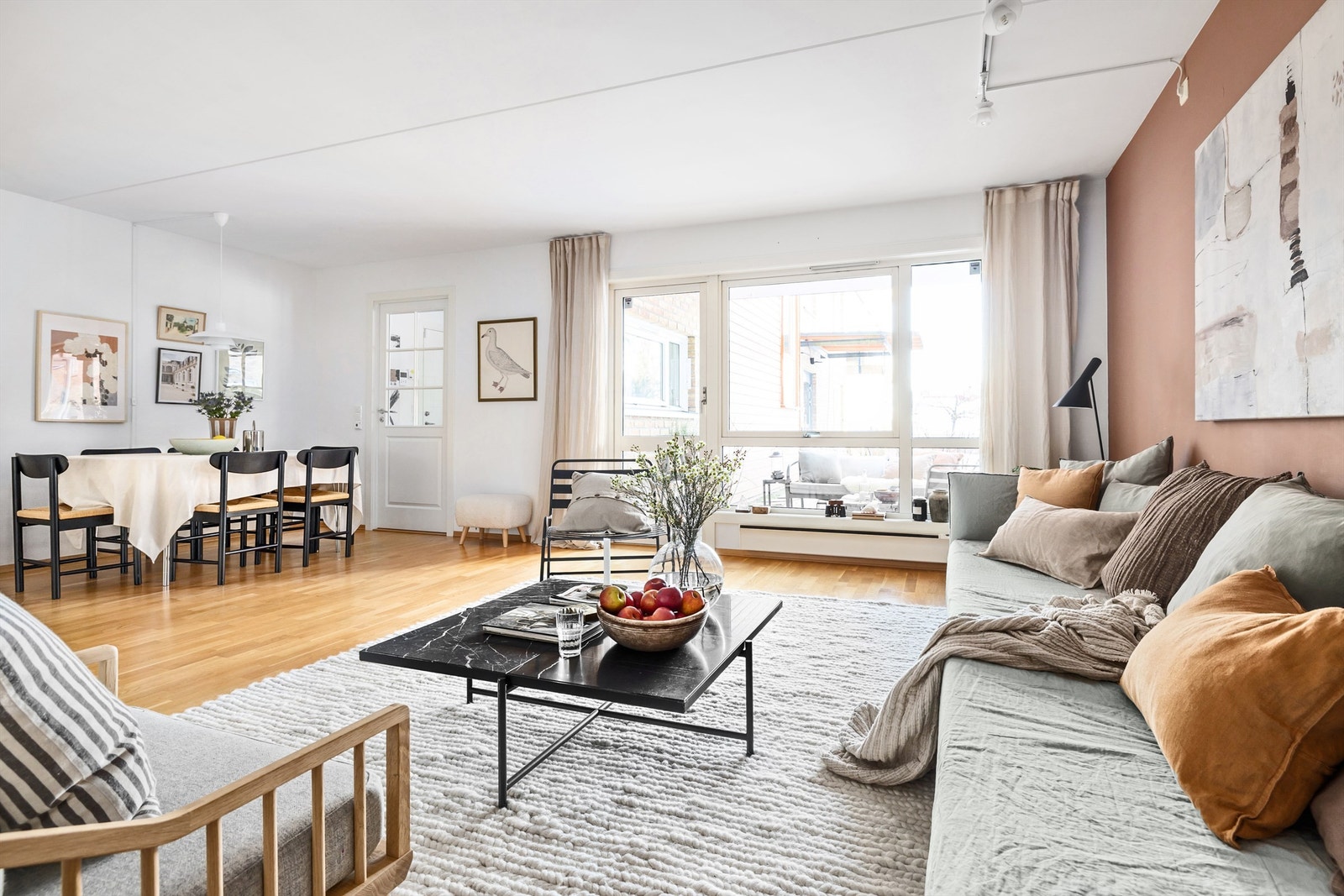 Store vindusflater gir godt med lys Galleribilde