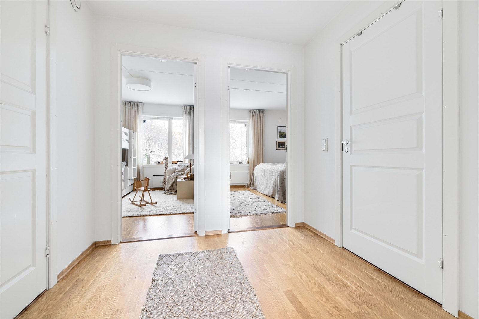 Mellom soverom og bad er det en hall med inngang til praktisk bod på 4 kvm Galleribilde