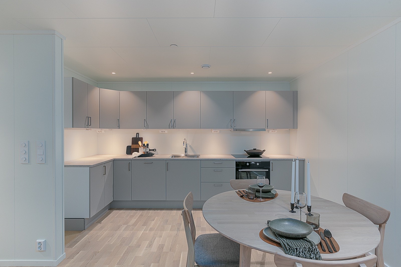 Leiligheten har gjennomgående høy standard, god takhøyde og balansert ventilasjon. Galleribilde