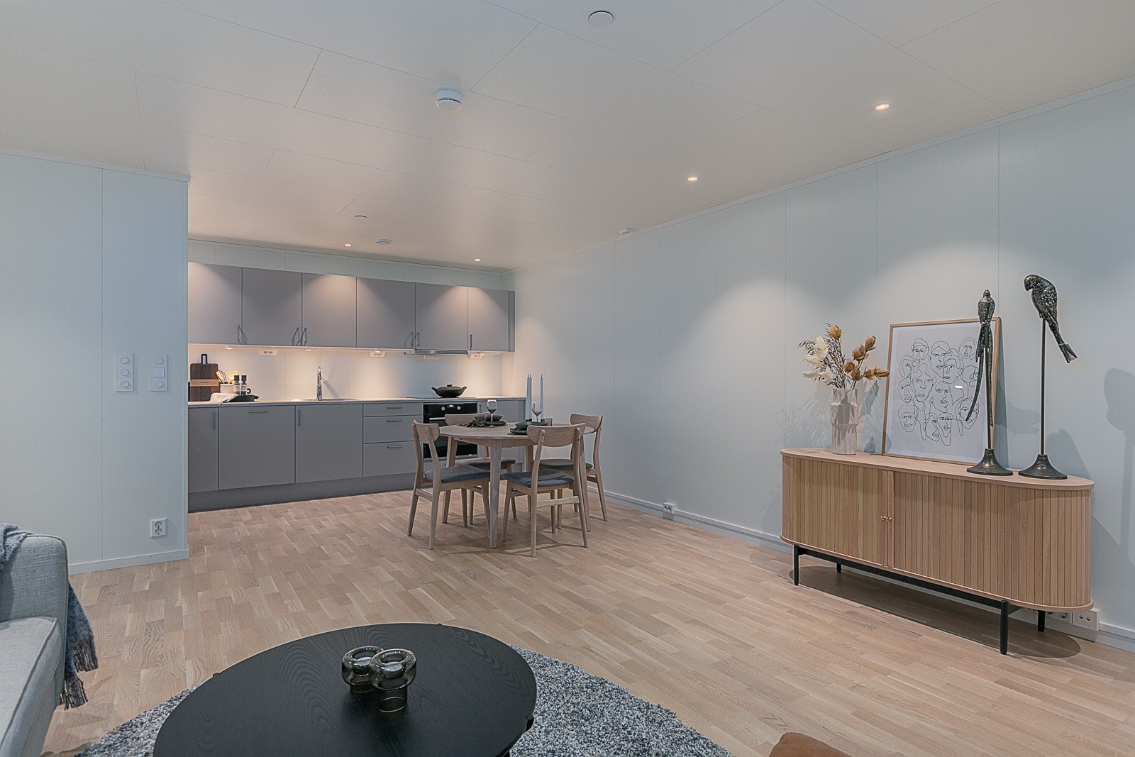 Leiligheten er oppgradert med downlights i tak, fjernvarme gir lave oppvarmingskostnader. Galleribilde