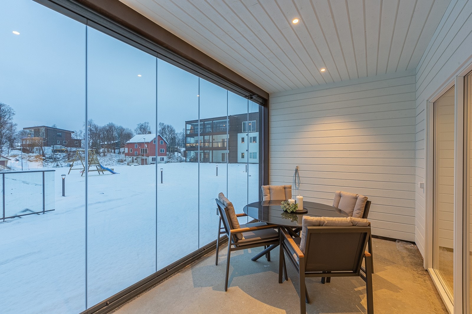 Glassveggene kan åpnes og gir direkte adgang til bakkeplan. Galleribilde