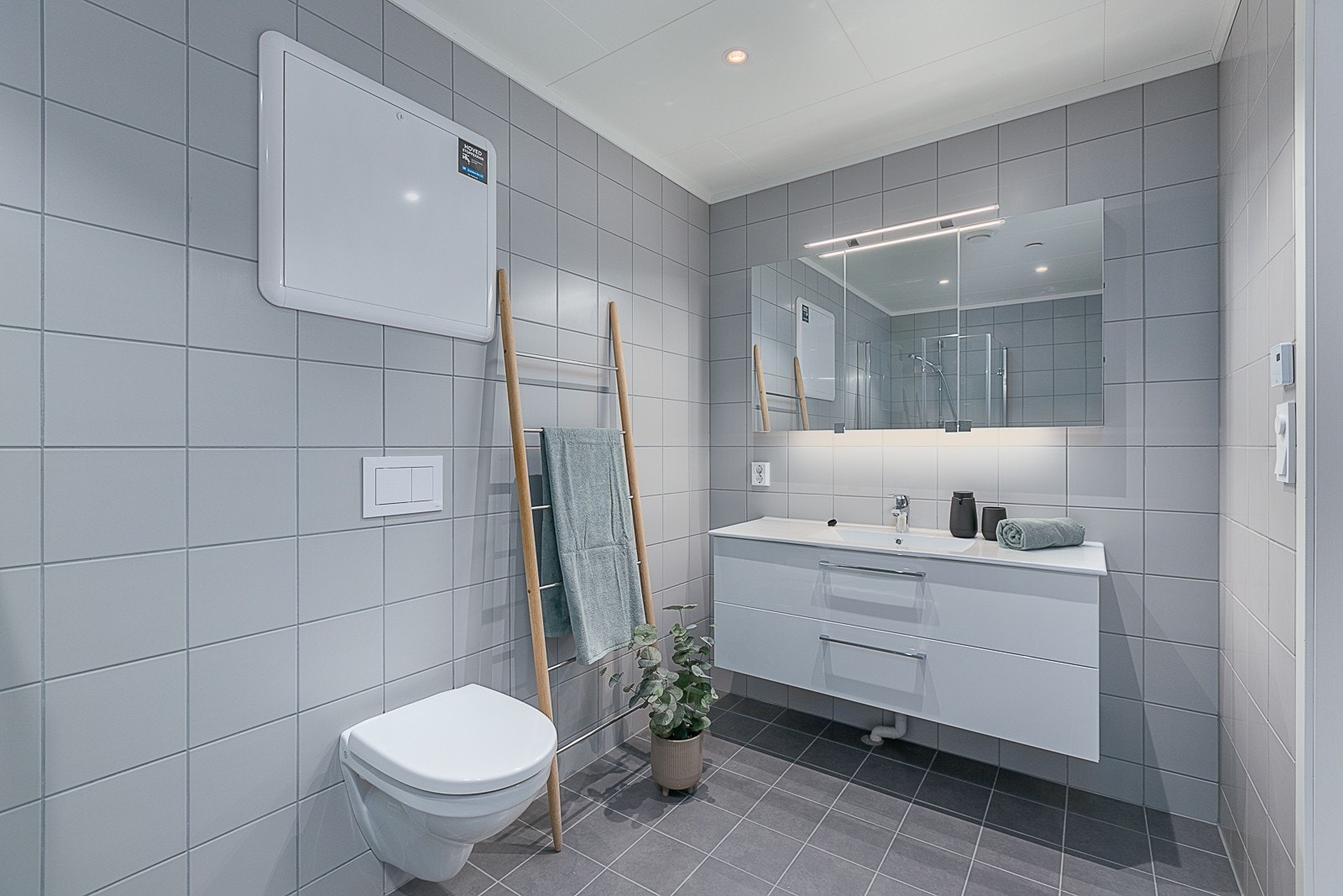 Pent flislagt bad med vegghengt toalett. Galleribilde