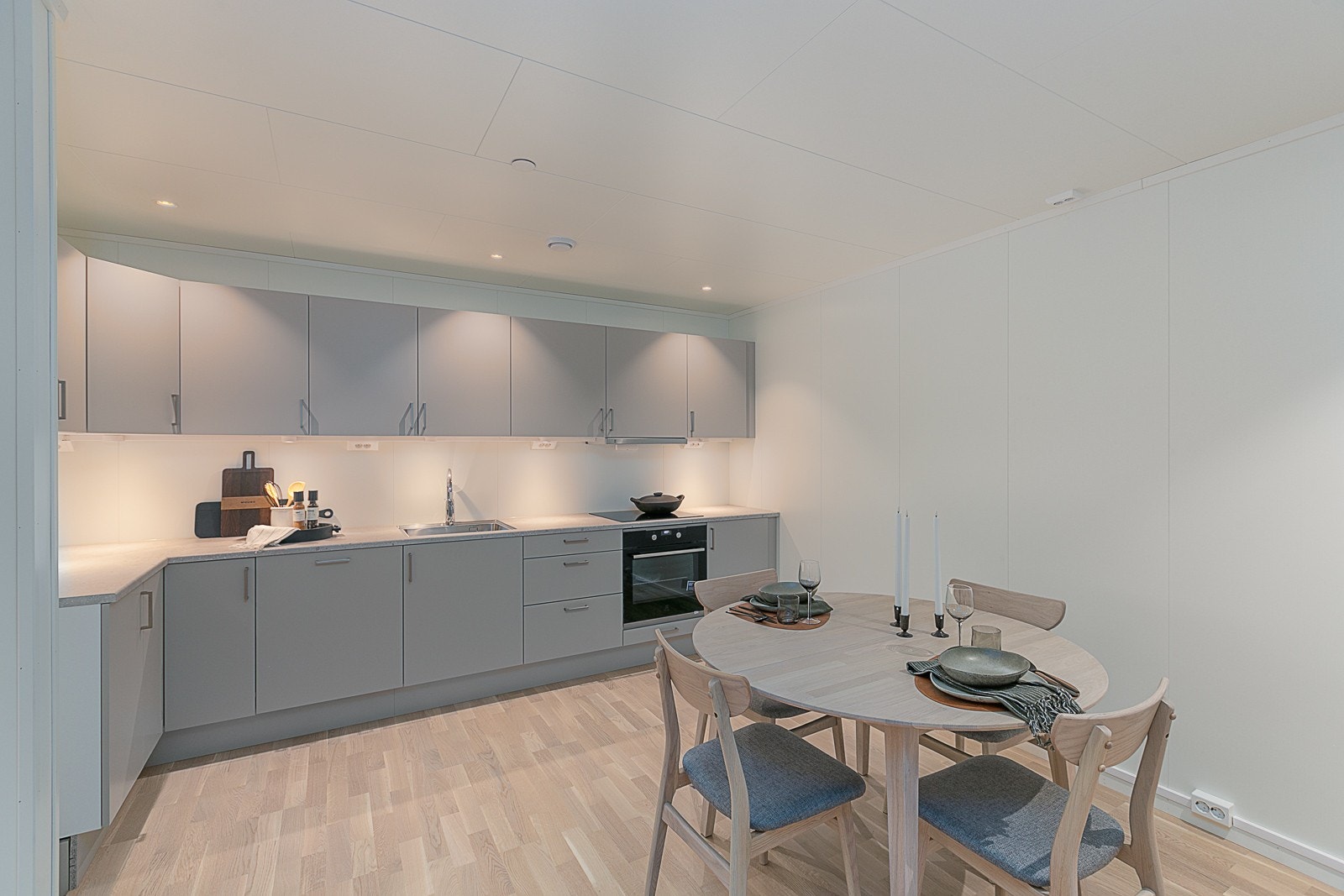 Lekkert kjøkken med underlimt vask, integrert komfyr og platetopp, godt med benke- og skapplass. Galleribilde