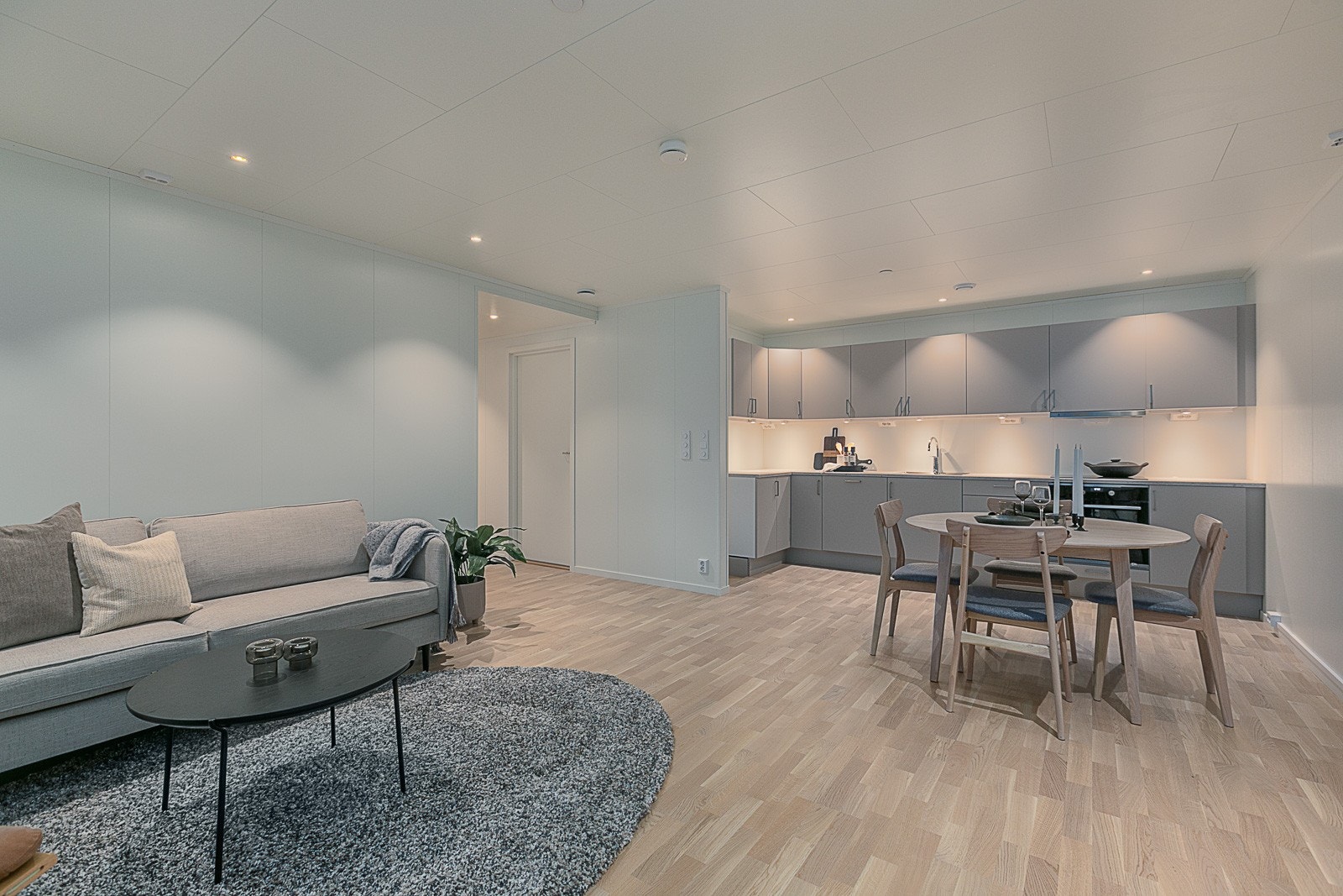 Åpen løsning mellom stue og kjøkken, med god plass til spisegruppe. Galleribilde