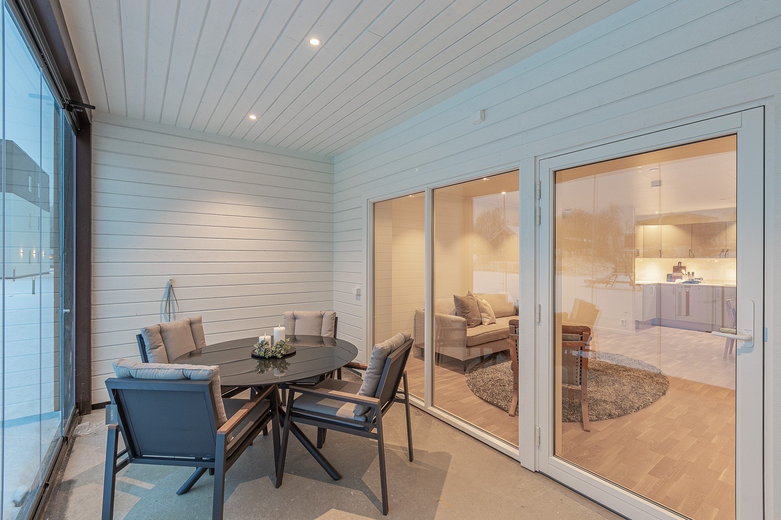 Innglasset terrasse med spotter i tak, her kan man nyte mange fine kvelder. Galleribilde