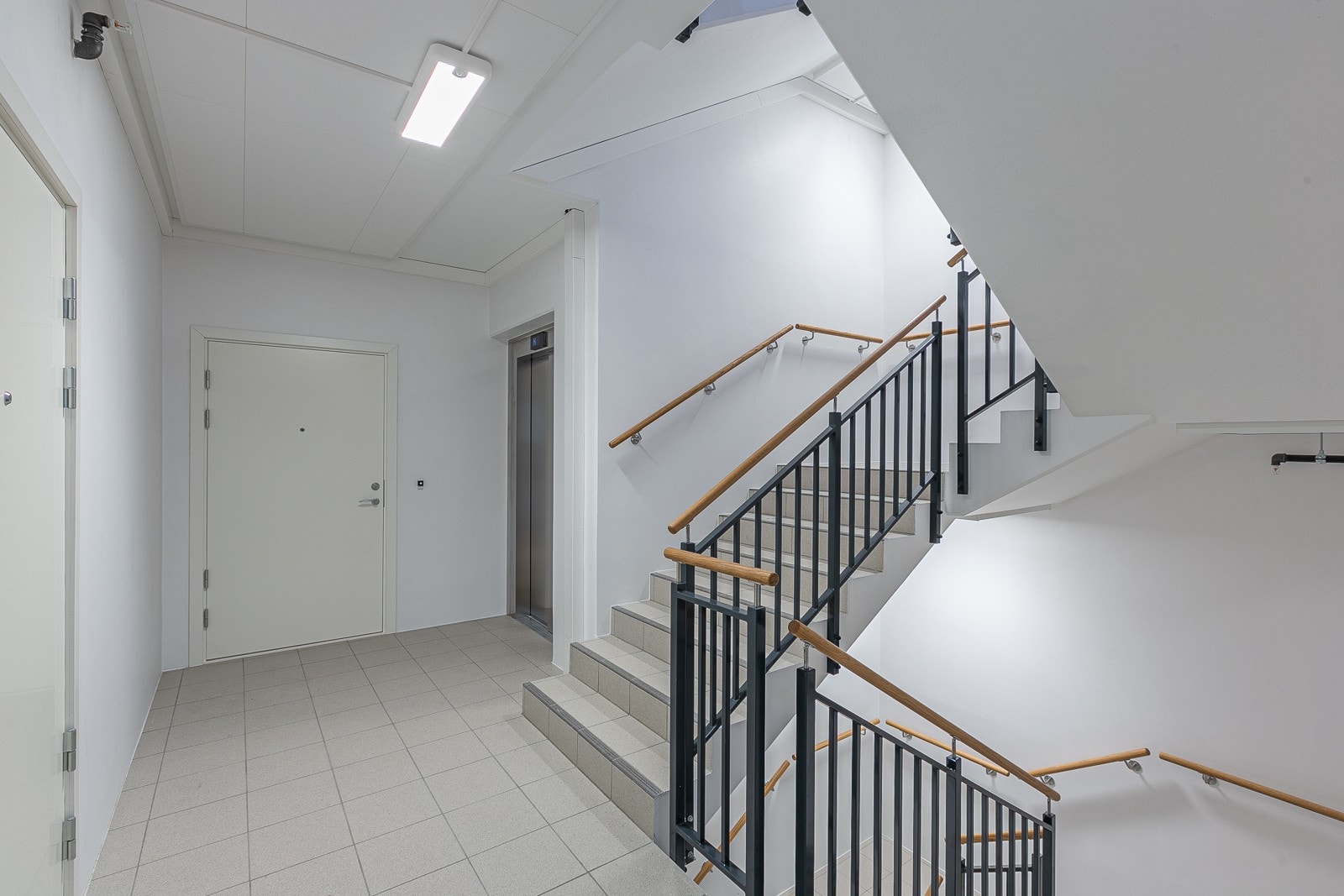 Det er både trapp og heis som binder alle etasjene sammen, samt heis og trapp ned til garasjeanlegg. Galleribilde