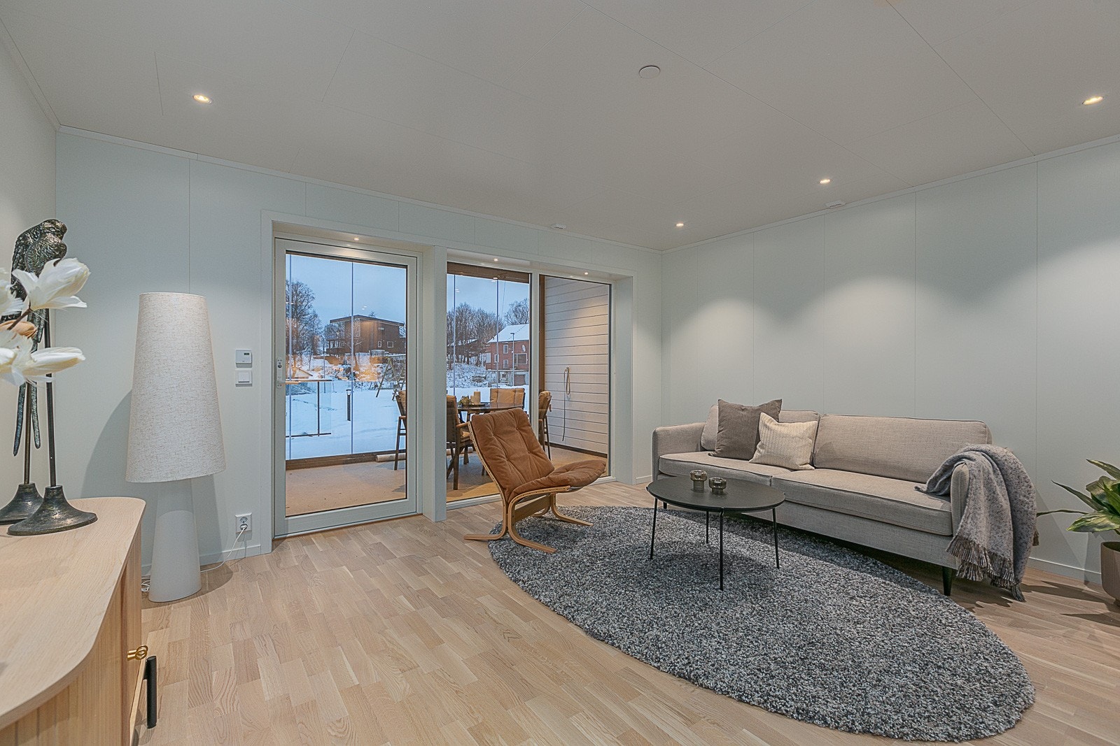 Fra stuen er det utgang til innglasset terrasse. Galleribilde