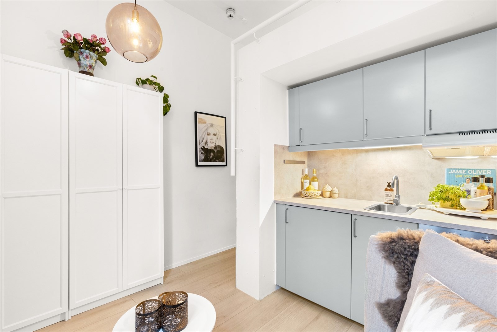 Stort garderobeskap hvor det er godt med lagringsplass. Galleribilde