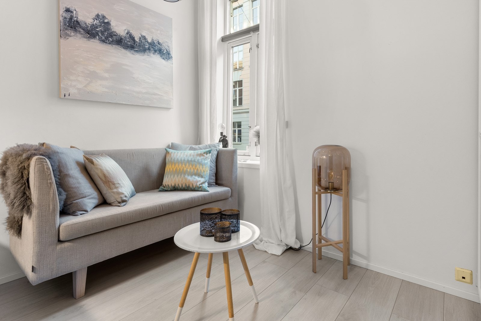 Den generøse takhøyden er målt til ca. 3,20. Det bidrar til at rommet føles godt og luftig. Galleribilde