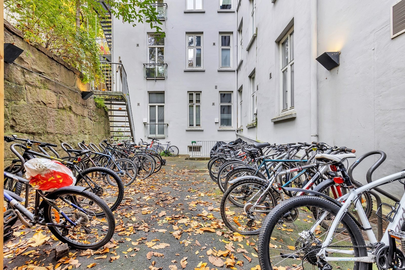 I bakgården finnes det også gode muligheter for å parkere sykkel. Galleribilde